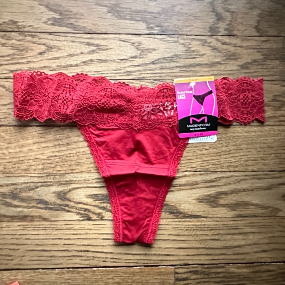 Maidenform (Style DMESLT) Lace Thong Red “Sexy Must Haves” Size 5 / S NWT